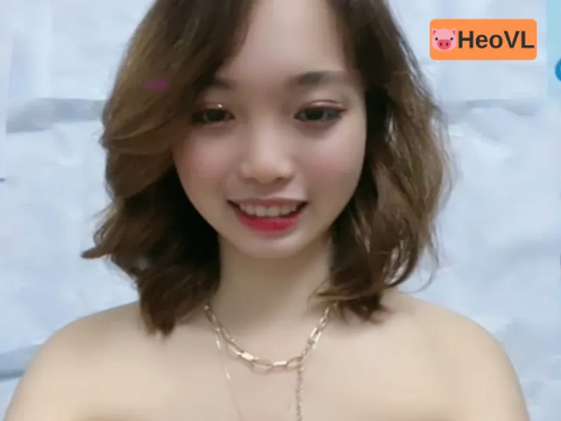 Em học sinh cấp 3 quay cận cảnh cái âm đạo to hồng hào